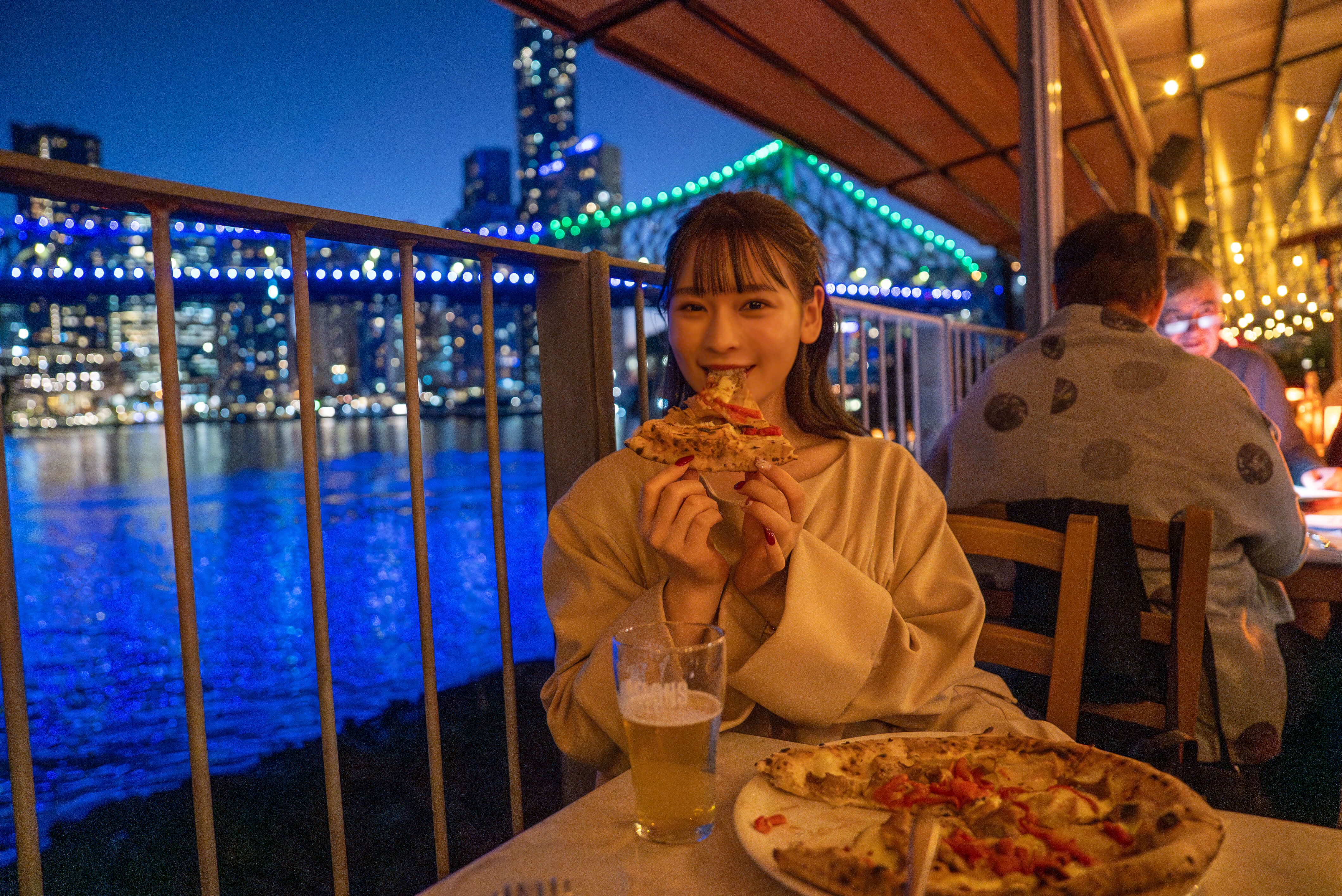 ストーリーブリッジの夜景を眺めながら、地元産のクラフトビールとともに美味しい食事を楽しむ