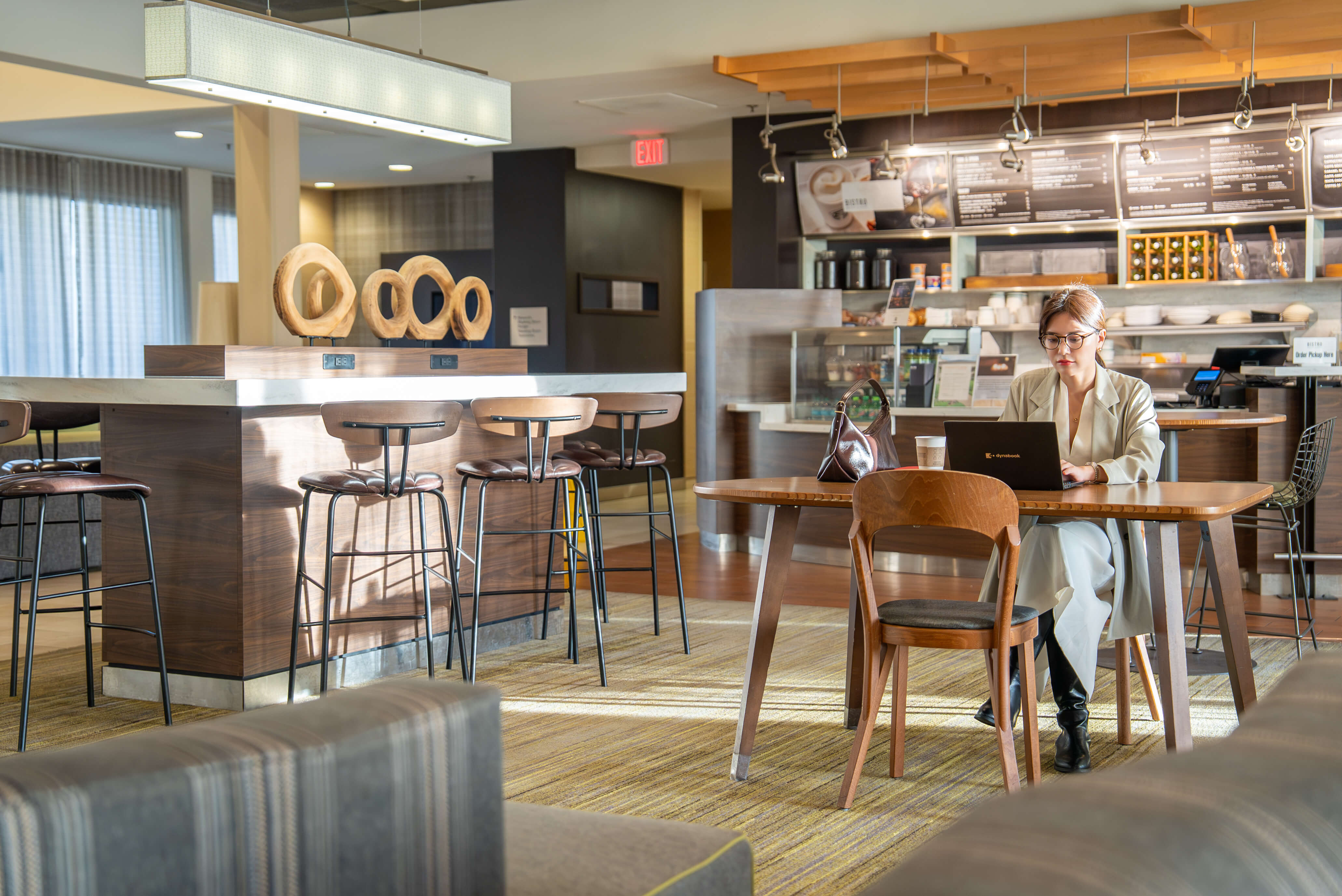 ホテルのカフェへ