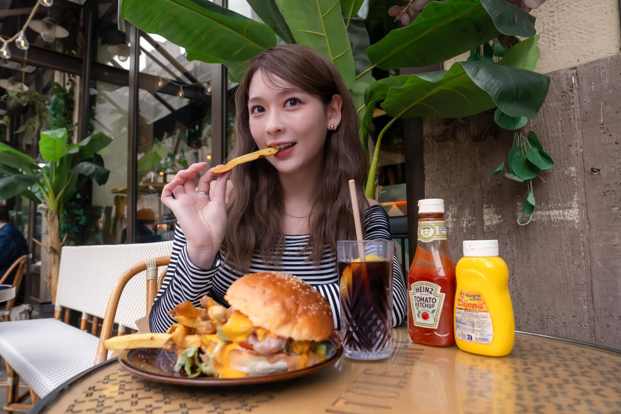 顔と同じぐらいのサイズ感のハンバーガー